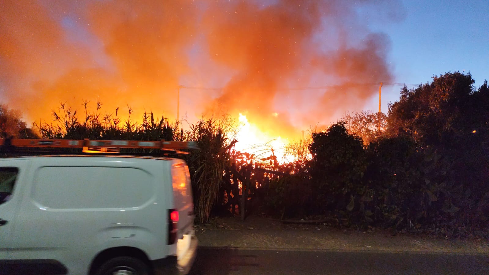 Incendio afectó dos estructuras ocupadas ilegalmente en Quillota
