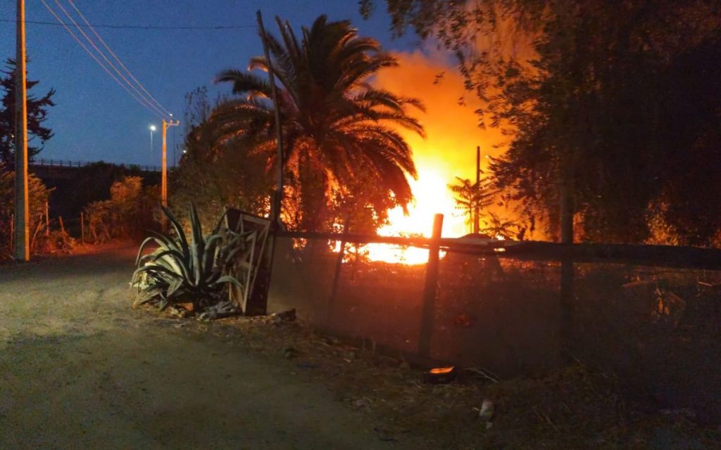 Incendio afectó dos estructuras ocupadas ilegalmente en Quillota