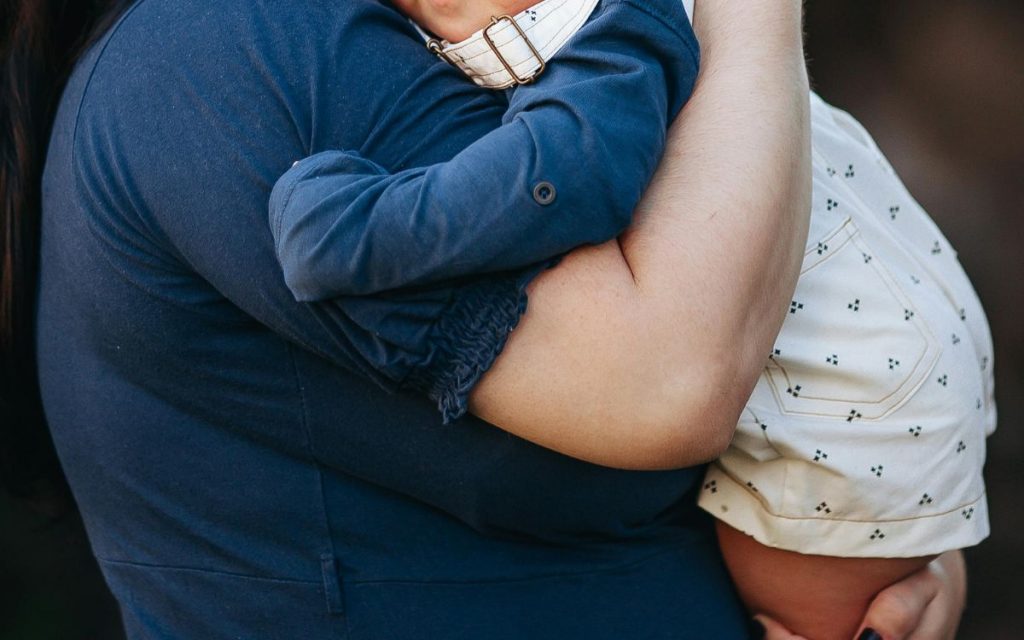 Quillota: Rescatan a bebé que se quedó atrapado dentro de auto