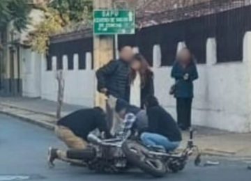 Colisión en el centro de Quillota dejó a motociclista herido