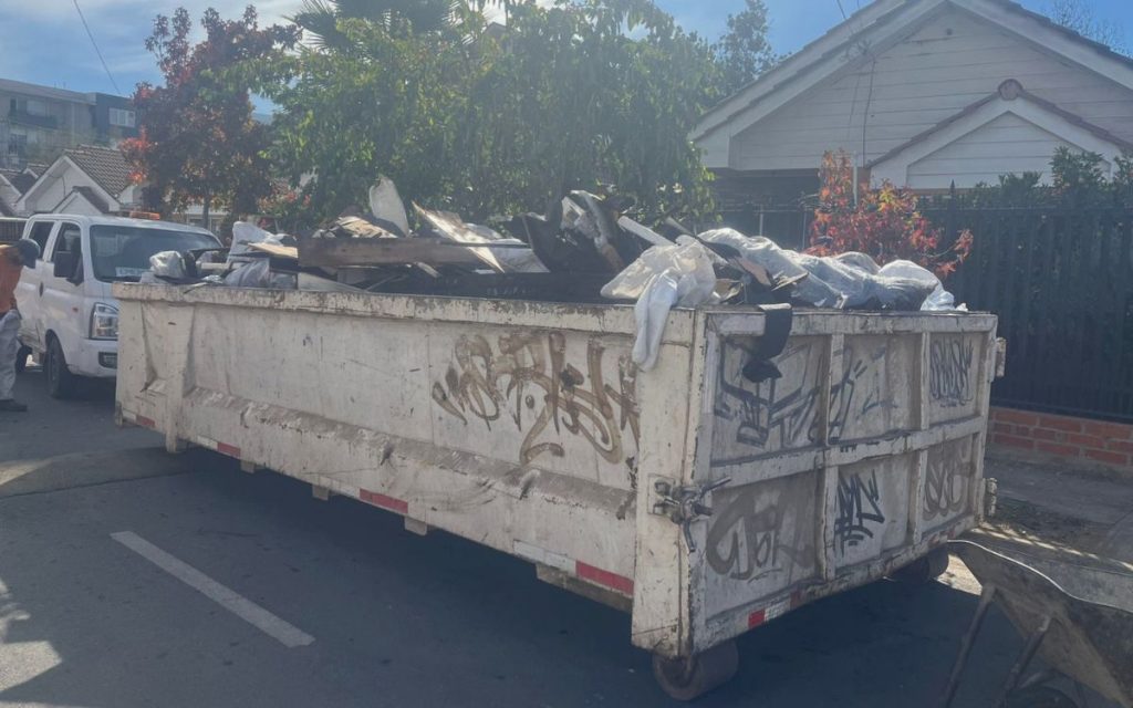 Cuadrillas municipales despejaron residuos en vivienda de Quillota dañada por incendio