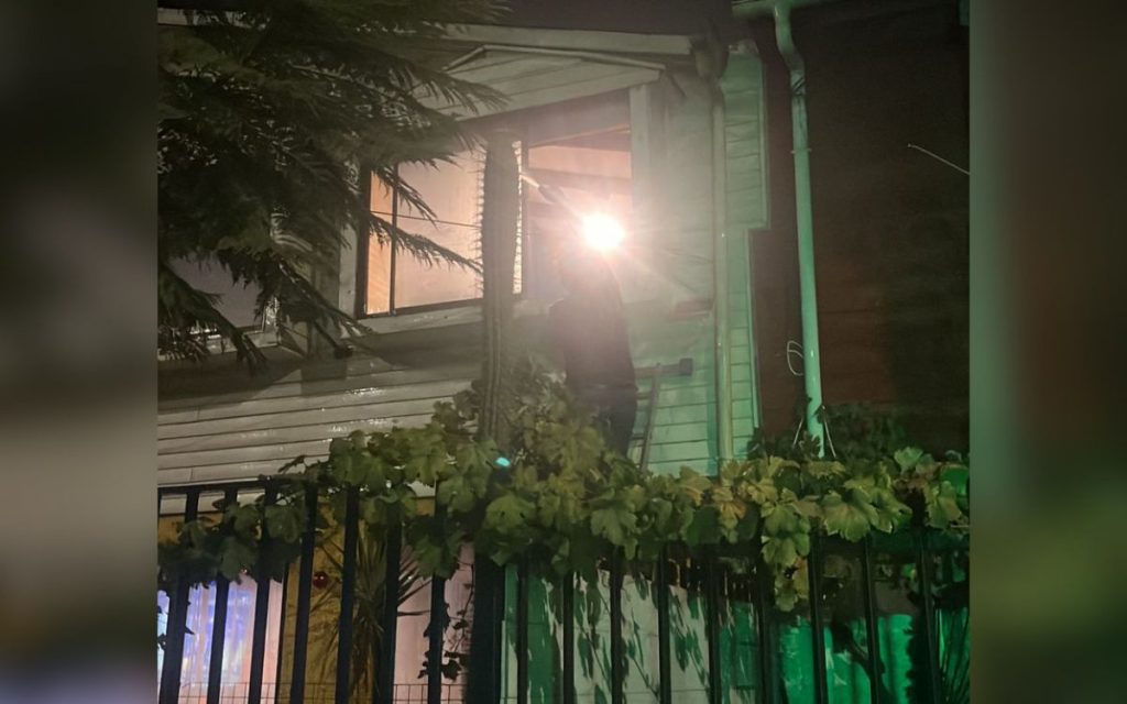 Incendio dañó una casa de La Calera: se habría originado por chimenea a leña