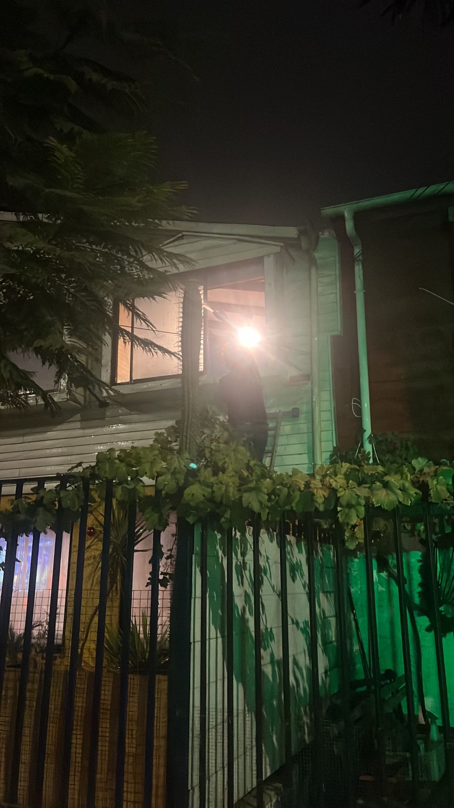 Incendio dañó una casa de La Calera se habría originado por chimenea a leña