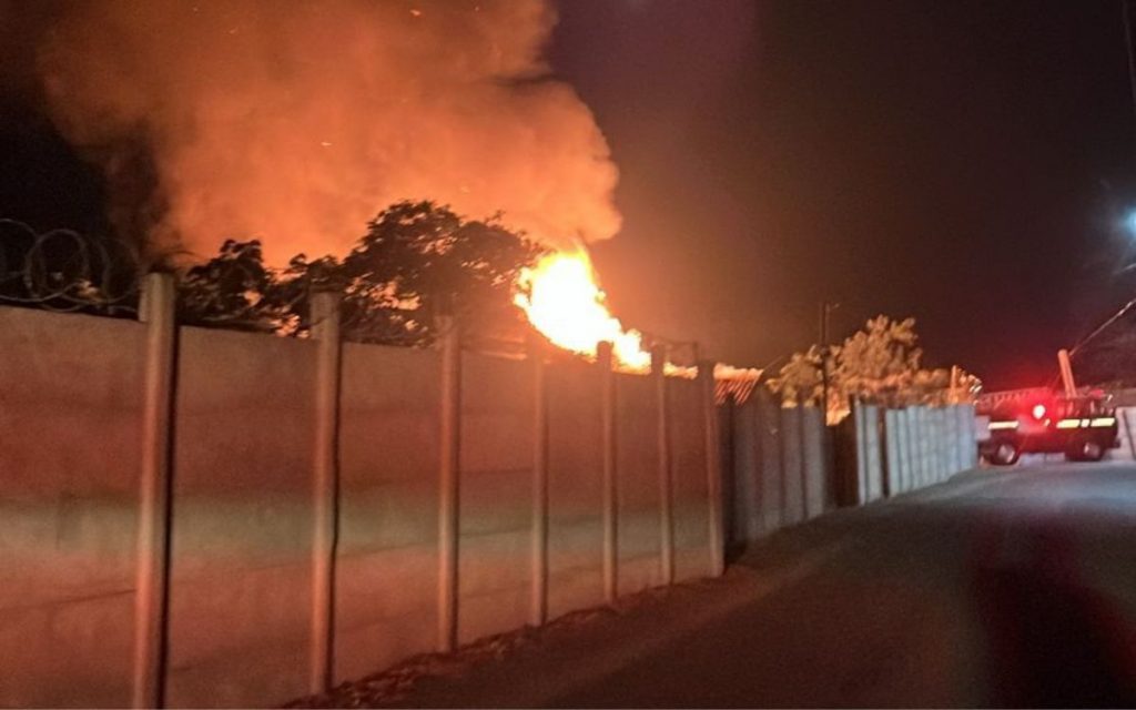 Incendio dejó daños en la techumbre de una casa de La Cruz