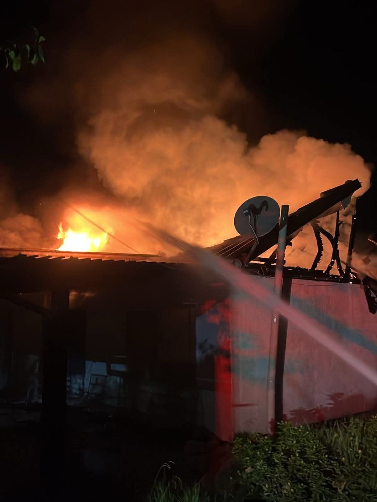 Incendio dejó daños en la techumbre de una casa de La Cruz