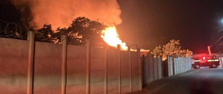 Incendio dejó daños en la techumbre de una casa de La Cruz
