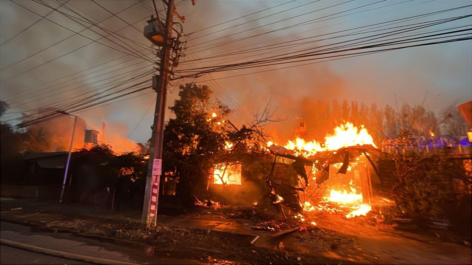 Incendio destruyó vivienda y local comercial en La Calera