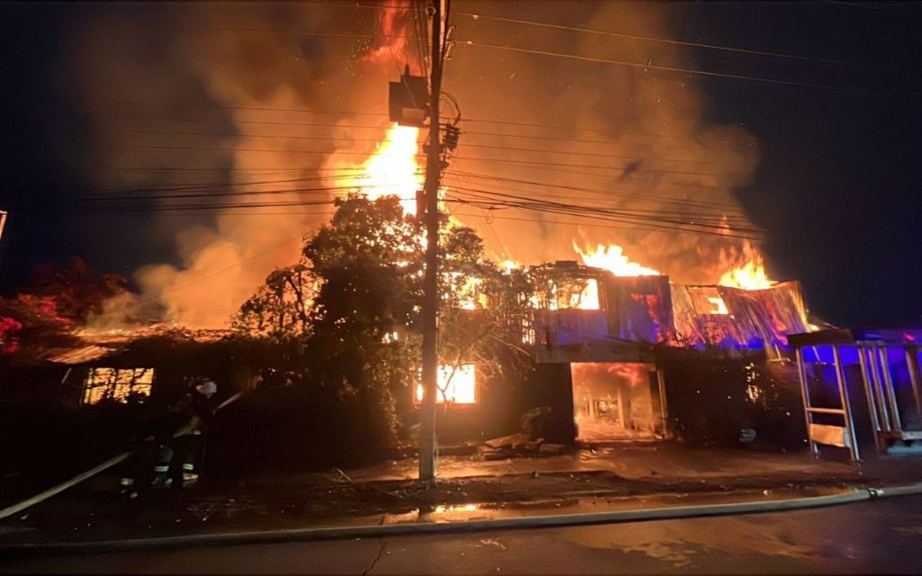 Incendio destruyó vivienda y local comercial en La Calera