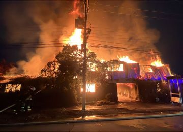 Incendio destruyó vivienda y local comercial en La Calera