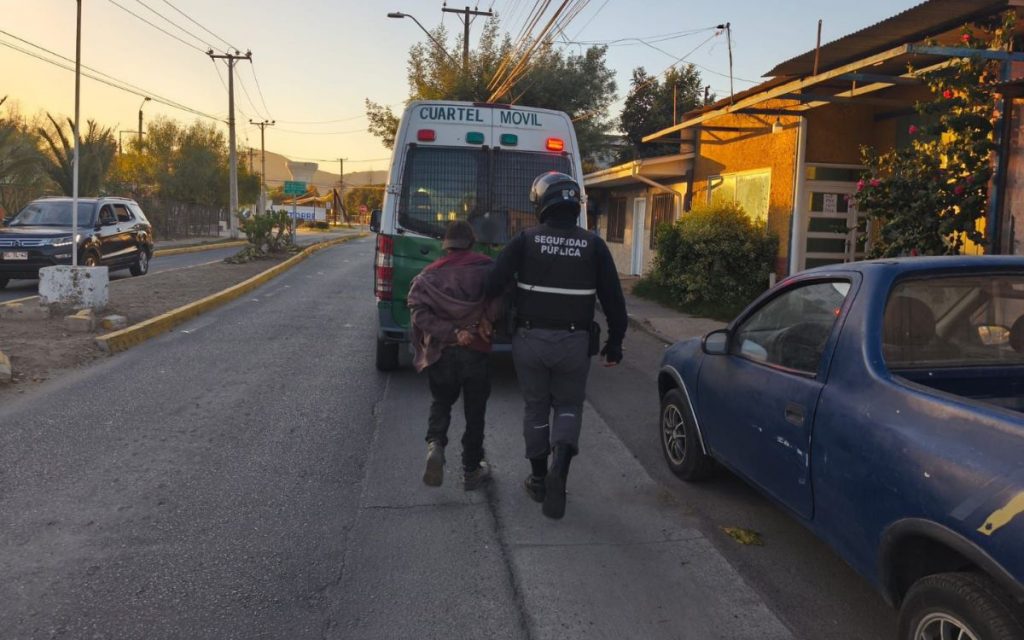 La Calera: Detienen a hombre que causaba disturbios con un cuchillo
