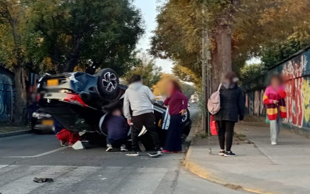 Taxi colectivo terminó volcado tras accidente en La Calera
