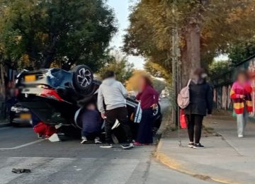 Taxi colectivo terminó volcado tras accidente en La Calera