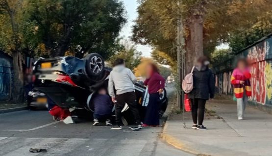 Taxi colectivo terminó volcado tras accidente en La Calera