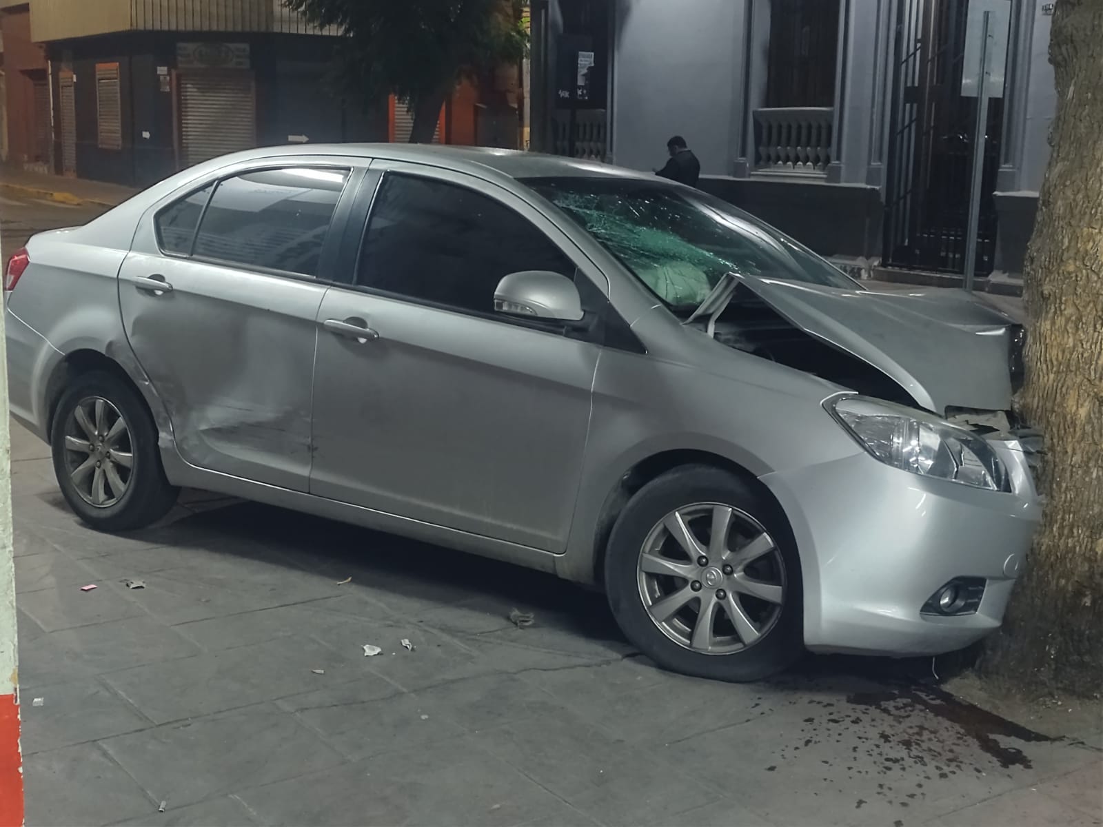 [VIDEO] Colisión dejó dos heridos en Quillota y por poco no terminó en atropello