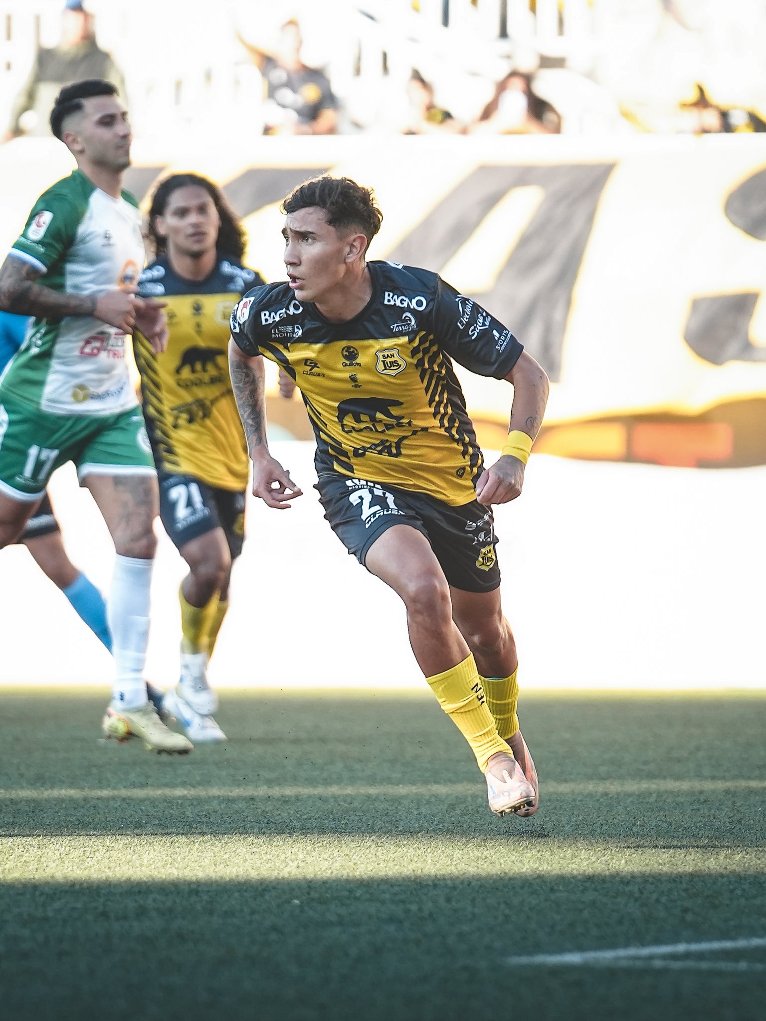 El joven Gamal Plaza inicia la celebración del tercer gol luego de su perfecta ejecución del penal que le habían cometido a Fabián Pastenes. (Foto: Jordan Moraga – Prensa San Luis).