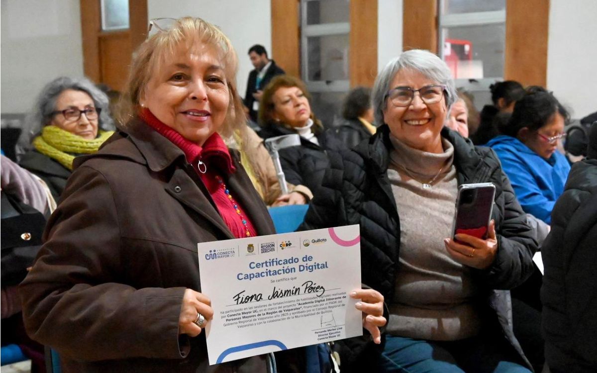 86 personas mayores de Quillota participaron en taller de uso de smartphones