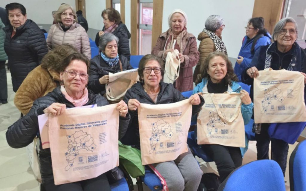 86 personas mayores de Quillota participaron en taller de uso de smartphones