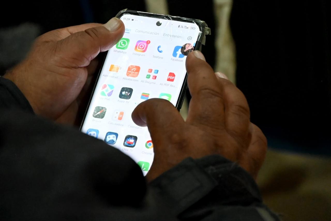 86 personas mayores de Quillota participaron en taller de uso de smartphones