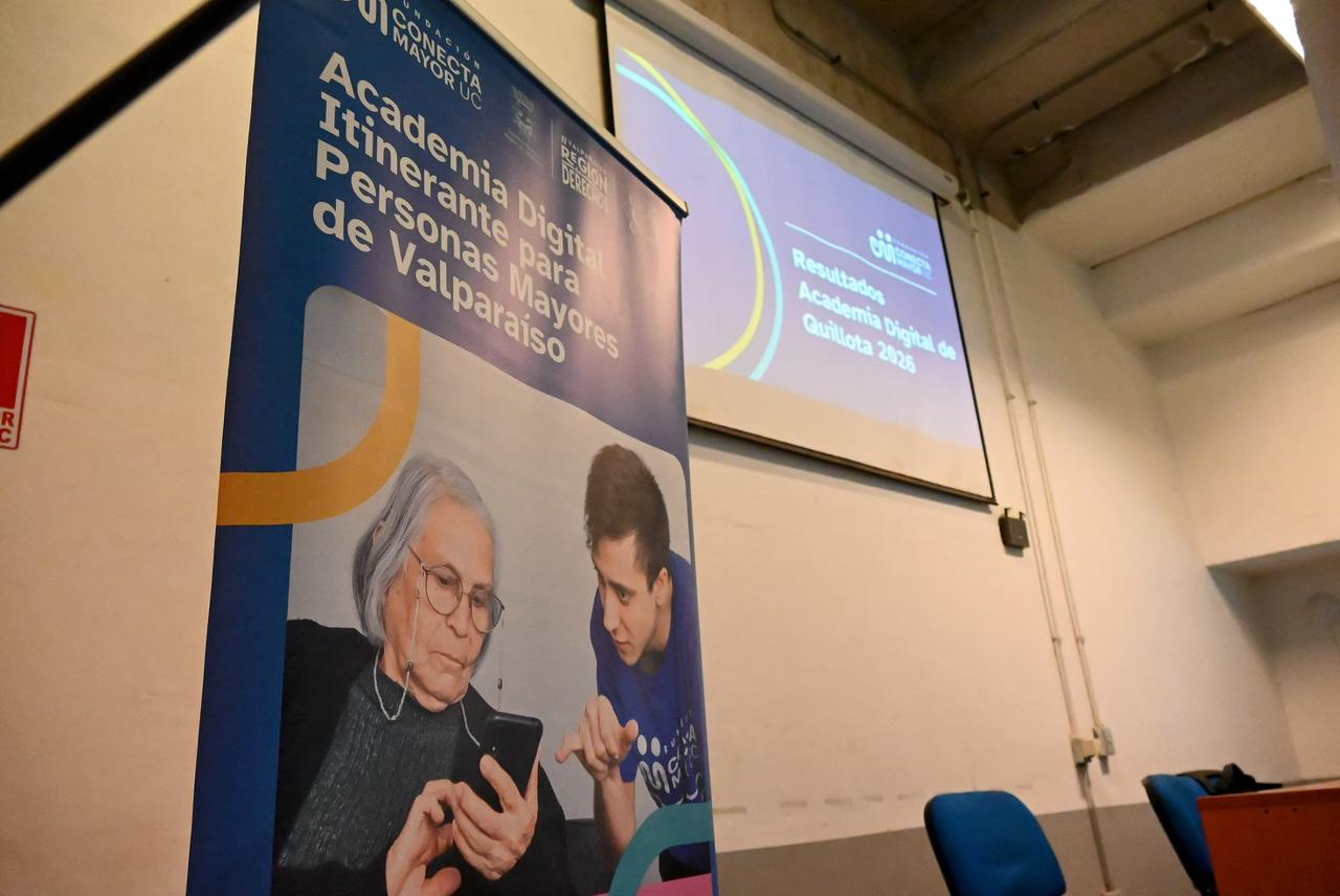 86 personas mayores de Quillota participaron en taller de uso de smartphones