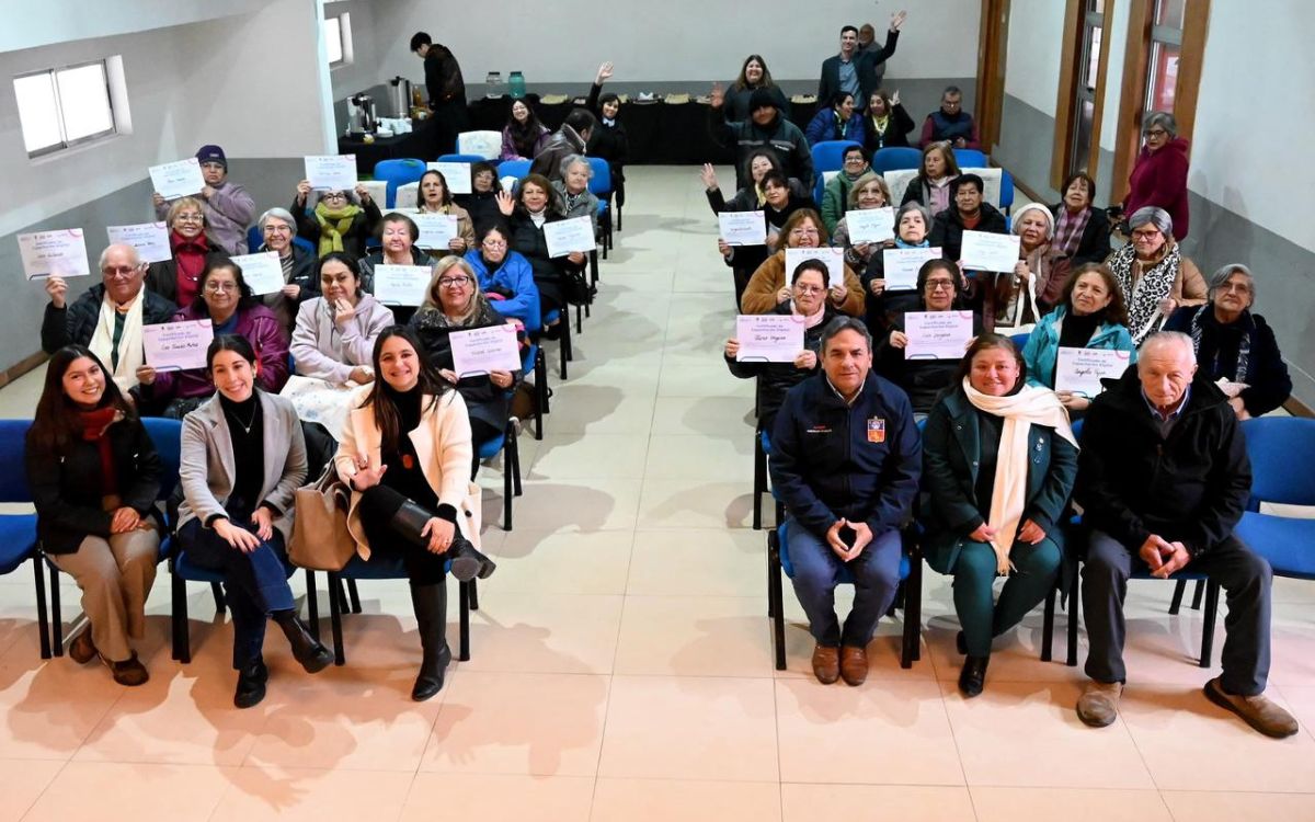 86 personas mayores de Quillota participaron en taller de uso de smartphones