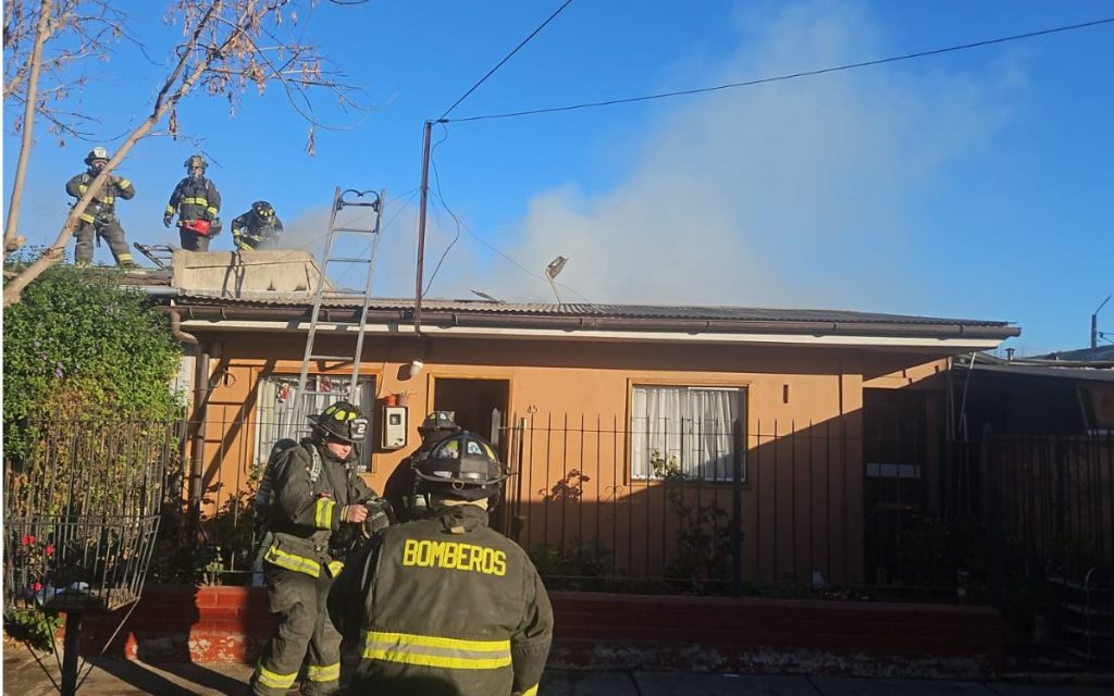 [VIDEO] Bomberos trabaja en apagar incendio en Quillota