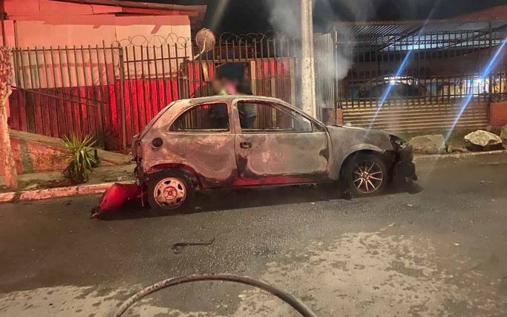 Investigan incendio de vehículo en Quillota: auto tenía impactos de bala