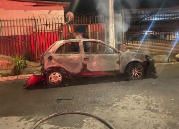 Investigan incendio de vehículo en Quillota: auto tenía impactos de bala