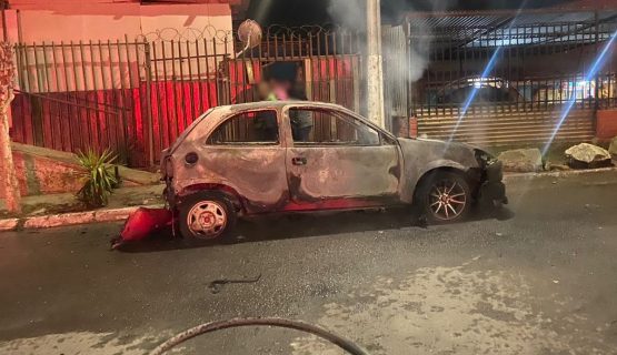 Investigan incendio de vehículo en Quillota: auto tenía impactos de bala