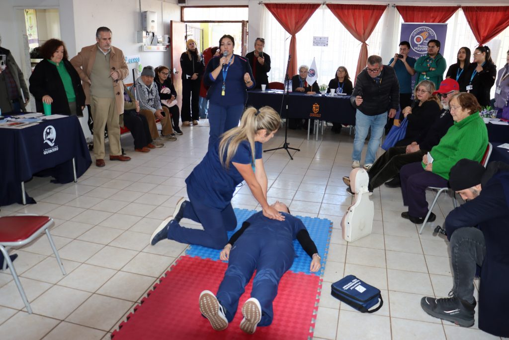 foto de personas mayores en una clase de primeros auxilios