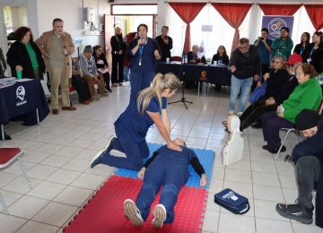 foto de personas mayores en una clase de primeros auxilios
