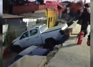Quillota: Colisión deja tres lesionados, seis vehículos afectados y daños