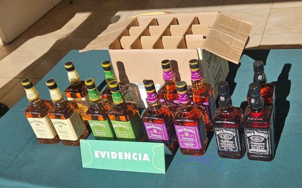 Quillota: Detienen a hombres que vendían botellas de whisky falsificadas