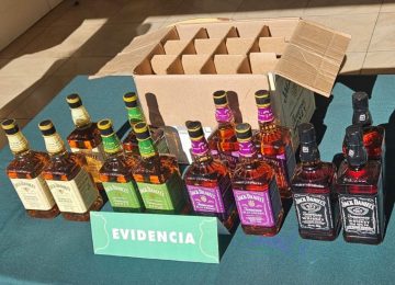 Quillota: Detienen a hombres que vendían botellas de whisky falsificadas