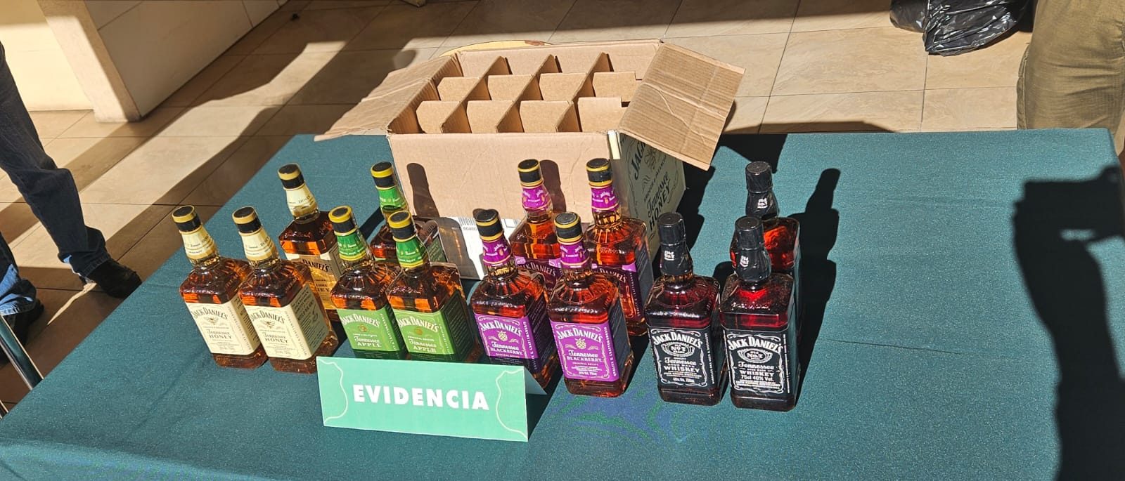Quillota Detienen a hombres que vendían botellas de whisky falsificadas