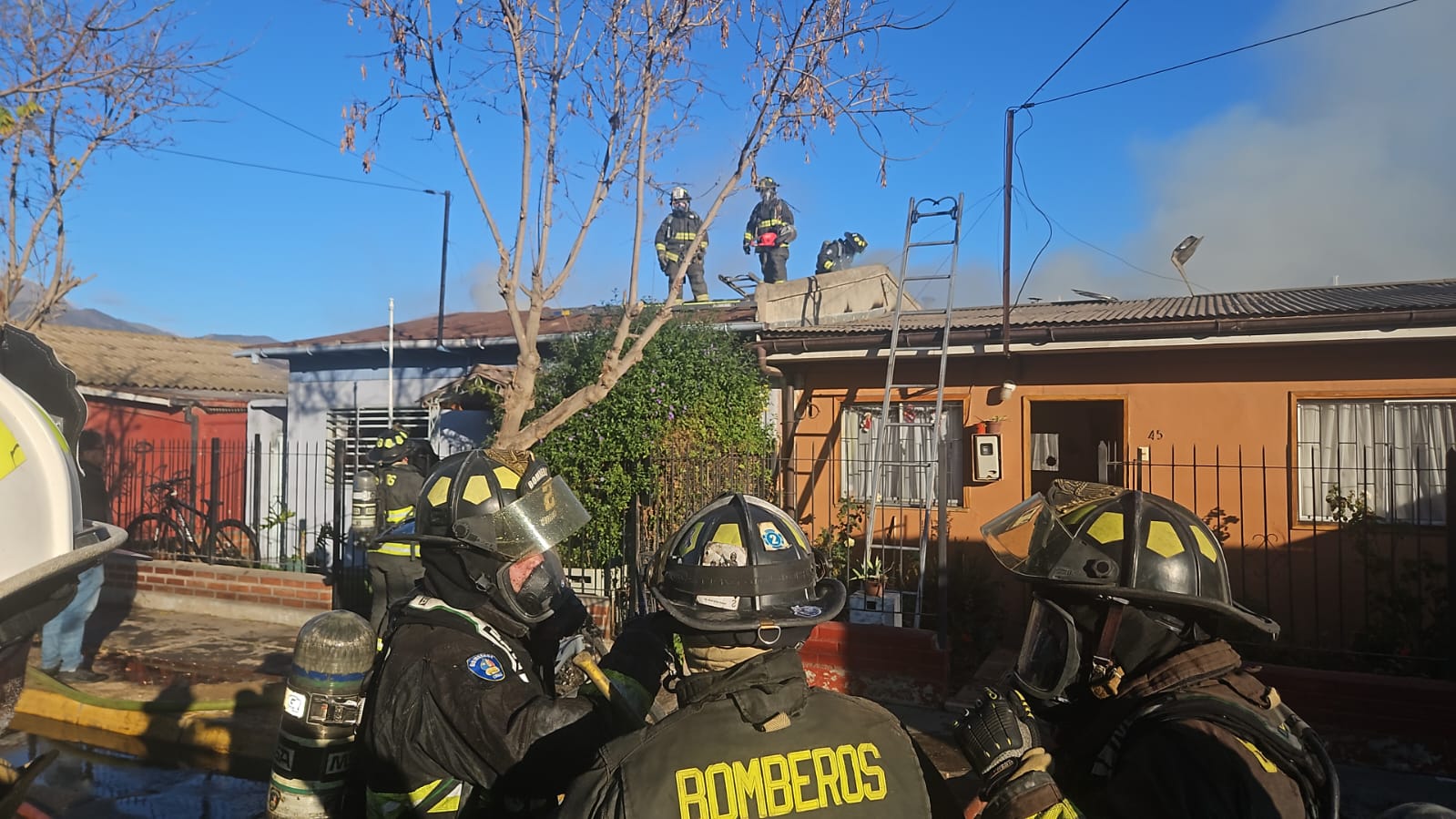 [VIDEO] Bomberos trabaja en apagar incendio en Quillota