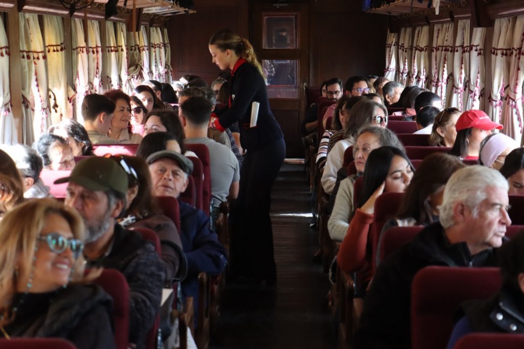 fotos de pasajeros viajando en el tren del recuerdo