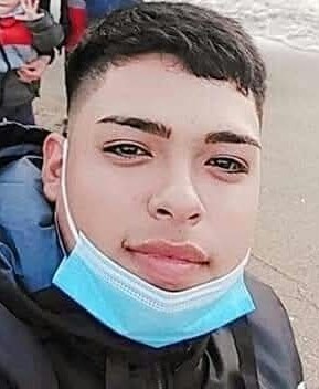 El Chevrolet Sail en que se desplazaban tres de las víctimas terminó incrustado contra un cierre perimetral tras la persecución que costó la vida de Carlos Órdenes Gallardo.