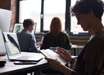 foto de jovenes trabajando en una oficina