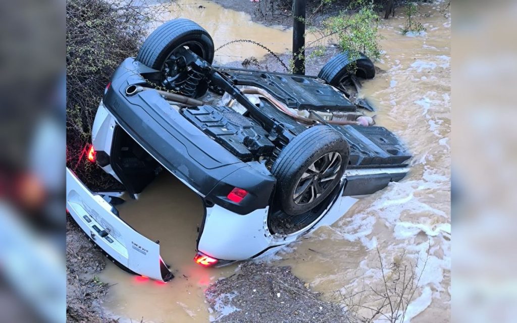 Catapilco: Rescatan a conductor que volcó y quedó atrapado en acequia