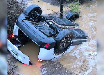 Catapilco: Rescatan a conductor que volcó y quedó atrapado en acequia
