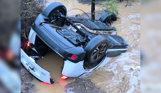 Catapilco: Rescatan a conductor que volcó y quedó atrapado en acequia