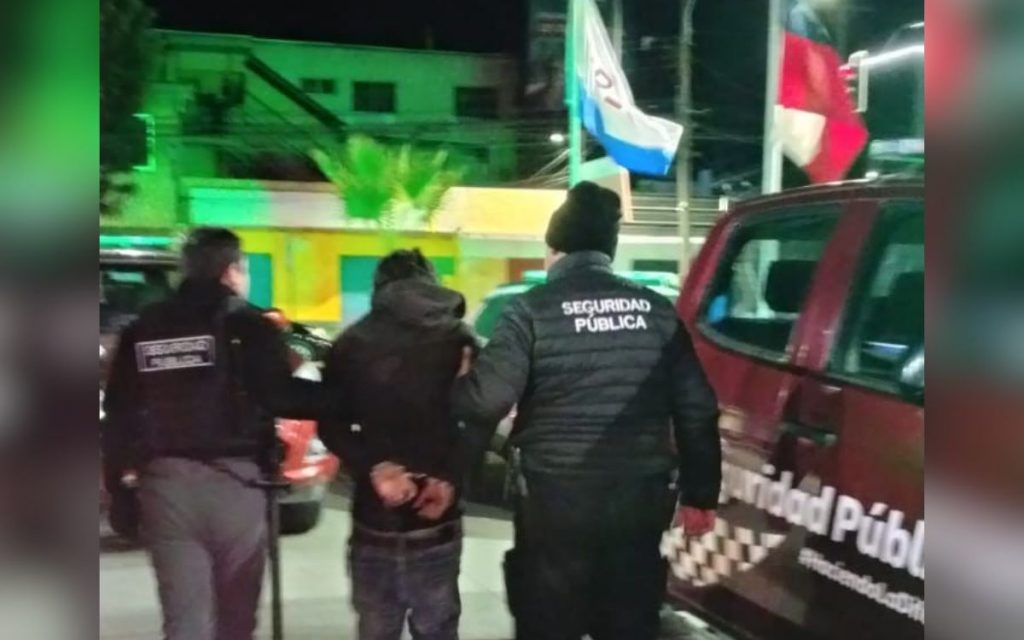 Detienen a dos hombres por asalto en servicentro de La Calera