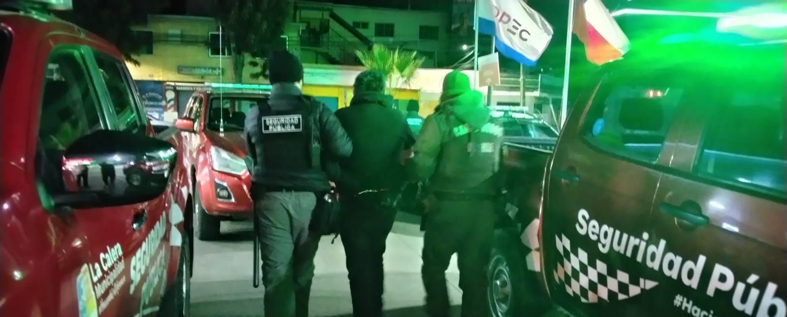 Detienen a dos hombres por asalto en servicentro de La Calera