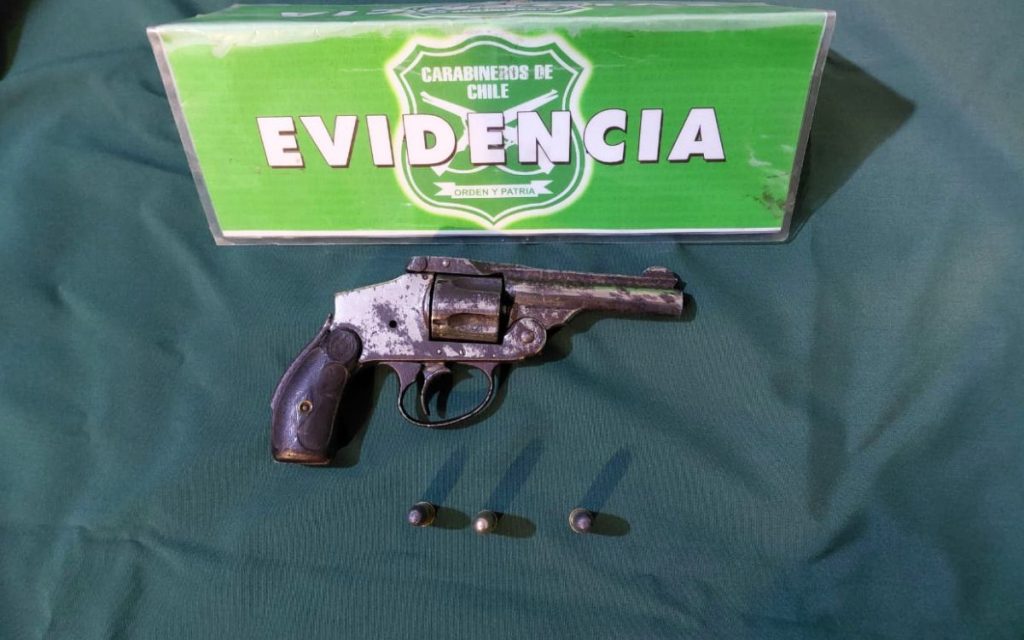 Detienen a hombre que llevaba revólver en Cabildo