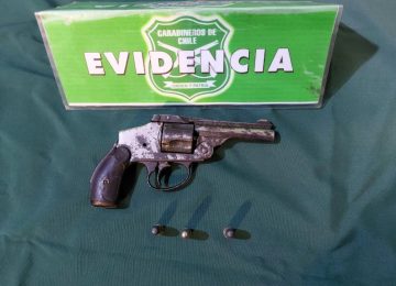 Detienen a hombre que llevaba revólver en Cabildo