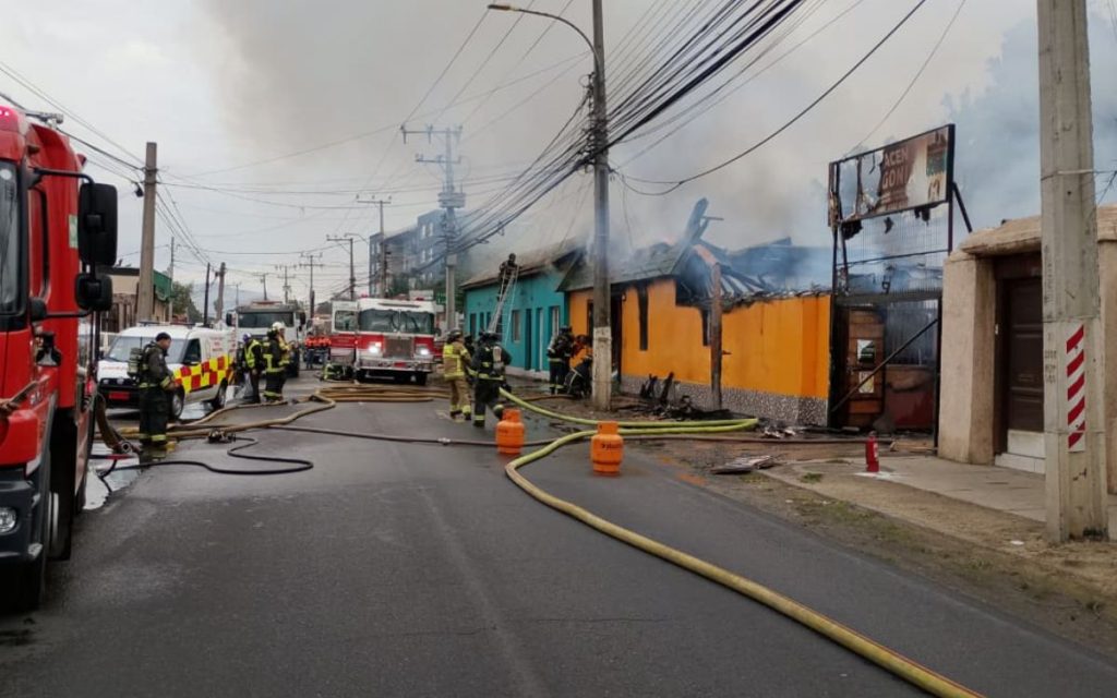 Incendio destruyó una vivienda y un local comercial en Quillota
