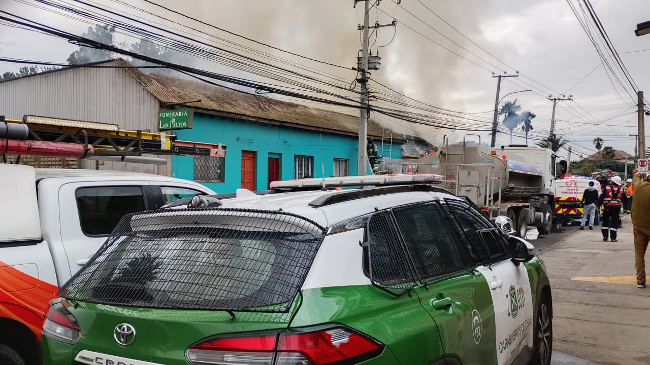 Incendio destruyó una vivienda y un local comercial en Quillota