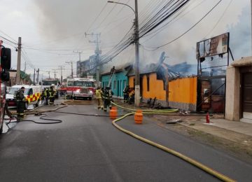 Incendio destruyó una vivienda y un local comercial en Quillota
