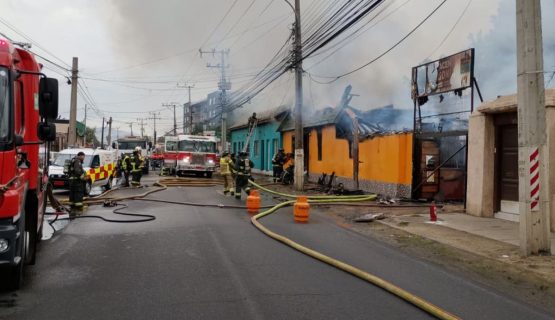 Incendio destruyó una vivienda y un local comercial en Quillota