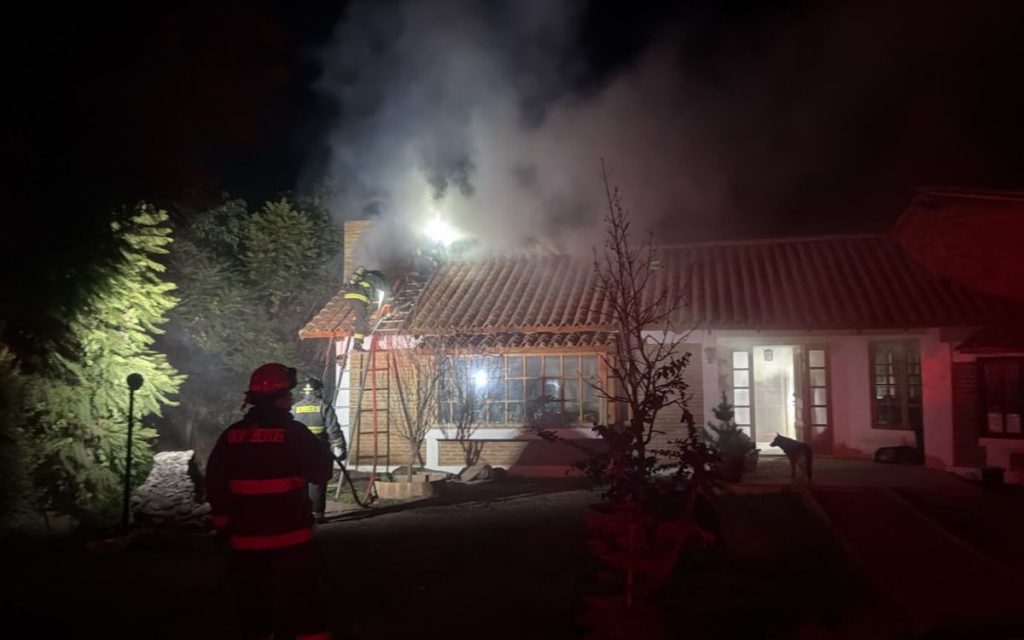 Incendio estructural deja seis damnificados en La Cruz